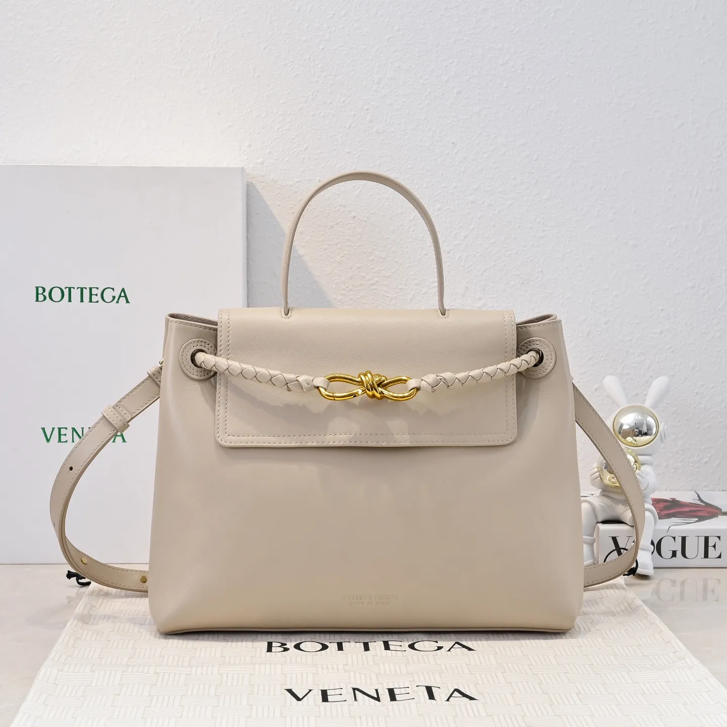 Batch 2360 #Bv New Ciao Ciao handbag Ciao Ciao means "hello" and "goodbye" in Italian, showing a relaxed and casual lifestyle ⭐️Made of Dutch Silky Calf calf leather ~ silky to the touch. The leather is thick, and the suede lining is soft and comfortable. The relaxed feeling of stacked smooth leather, the representative woven element shoulder strap, and the perfect embellishment of golden buckles 💥The bag has a unique shape, casual and exquisite, and super practical ☄️Carry Ciao Ciao to accompany you in various occasions, and be the most stylish you 🎀 Model: 7231 Size: 34x26x15